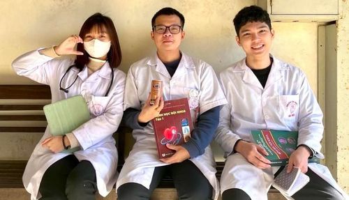 Tạ Tiến Tùng (giữa) cùng các bạn sinh viên trong giờ phút nghỉ ngơi sau ca trực tại bệnh viện.