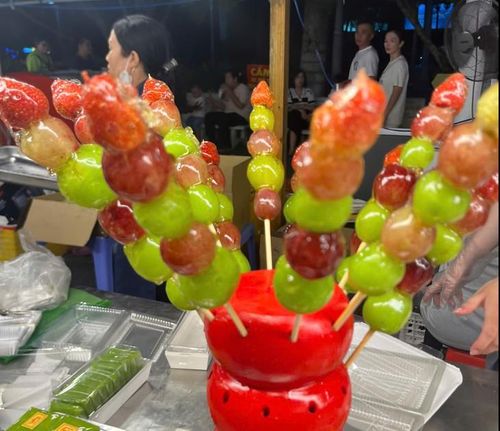 Khi đi du lịch, nên có chế độ ăn uống cân bằng giữa các thực phẩm bổ dưỡng và thực phẩm giải trí như bánh kẹo ngọt. Ảnh: Vũ Thuỷ.