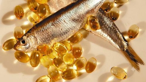 Viên uống bổ sung dầu cá có chứa acid béo omega-3 DHA và EPA là một thói quen đơn giản mà nhiều chuyên gia sức khỏe khuyên dùng. Ảnh minh họa AI.