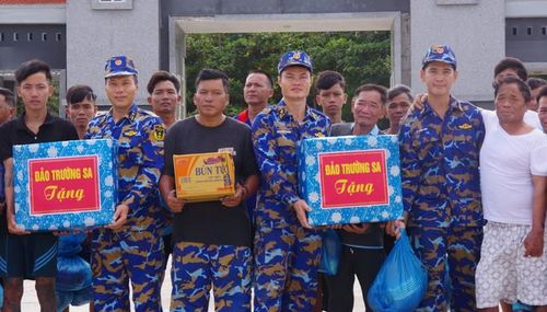 Cán bộ, chiến sĩ đảo Trường Sa tặng quà cho các ngư dân khi rời đảo. Ảnh: Thành Vũ.