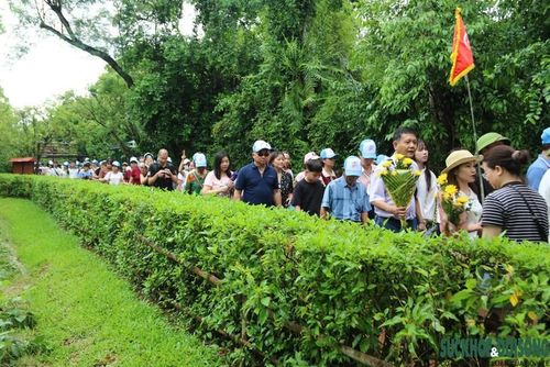 Du khách nối nhau về thăm quê Bác tại Khu di tích Quốc gia đặc biệt Kim Liên trong những ngày nghỉ lễ Quốc khánh. Ảnh: V. Đồng