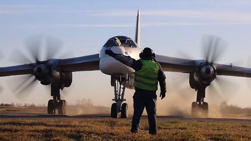 Đây là bước chuyển quan trọng trong lịch sử Tu-95. Từ một máy bay ném bom chiến lược, nó ngày càng trở thành một nền tảng mang tên lửa.