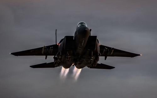 Tuy nhiên, trong chiến tranh hiện đại, không chiến không chỉ diễn ra giữa 2 máy bay. AWACS và mạng lưới dữ liệu chiến thuật có thể thay đổi đáng kể lợi thế của một lực lượng.