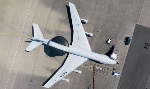 Đây là điểm mà F-15 được hưởng lợi từ hệ thống tác chiến rộng lớn của Mỹ và đồng minh. F-15 có thể hoạt động cùng AWACS, máy bay tiếp dầu, các tiêm kích khác và mạng lưới chỉ huy - kiểm soát.