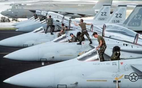 Về tầm hoạt động, kích thước lớn là lợi thế của cả 2 dòng máy bay. Su-35 có thân lớn và lượng nhiên liệu bên trong đáng kể, trong khi F-15 cũng có khả năng mang nhiều nhiên liệu và sử dụng các thùng nhiên liệu phụ.