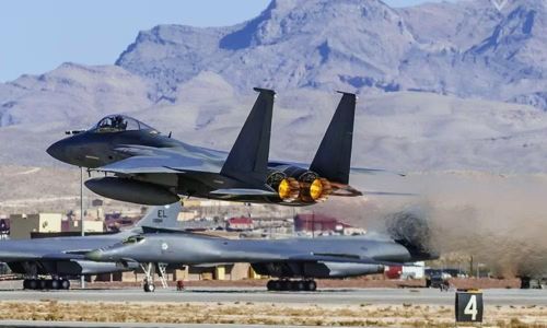F-15 có nhiều cấu hình radar khác nhau tùy phiên bản; các biến thể hiện đại như F-15EX sử dụng radar AN/APG-82 AESA. Vì vậy, khi so sánh F-15 cần xác định rõ đang nói tới phiên bản nào.