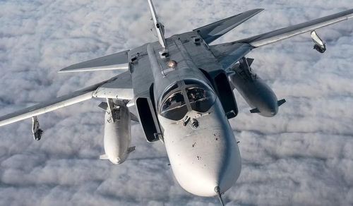Liên Xô phát triển máy bay ném bom tiền tuyến Su-24 để đáp ứng yêu cầu đó. Khác với những máy bay chủ yếu dựa vào tốc độ và độ cao để sống sót.