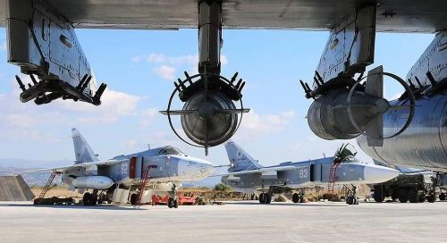 Su-24 được thiết kế với 2 động cơ và 2 người trong tổ lái. Cách bố trí này phù hợp với yêu cầu thực hiện các nhiệm vụ tấn công phức tạp, trong đó phi công tập trung điều khiển máy bay còn sĩ quan hệ thống vũ khí đảm nhiệm việc dẫn đường và sử dụng vũ khí.