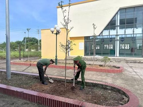 Cán bộ, chiến sĩ Công an xã Kiều Phú chăm sóc cây sau khi trồng.