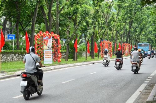 Khi nhìn sắc đỏ sao vàng trải dài trên những con phố, hãy để mỗi lá cờ kể một câu chuyện.