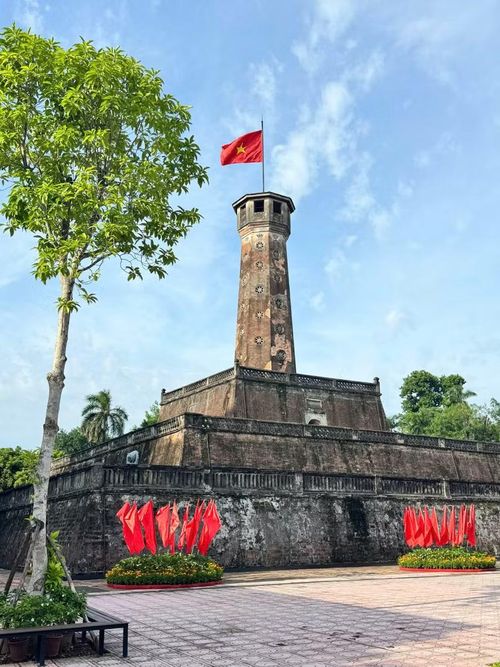 Vào dịp Quốc khánh 2/9, Cột cờ Hà Nội khoác lên mình vẻ đẹp đặc biệt thiêng liêng và tràn đầy lòng tự hào dân tộc.