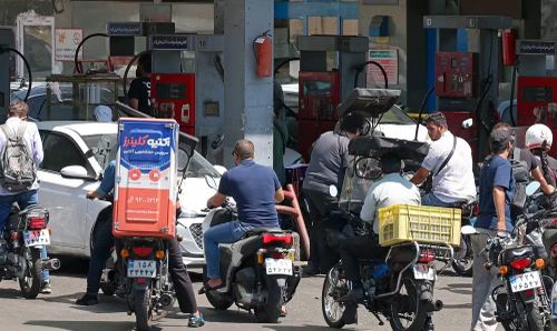 Người dân Iran những ngày gần đây phải xếp hàng dài bên ngoài các trạm xăng. Tình trạng này diễn ra trong bối cảnh nguồn cung nhiên liệu chịu sức ép từ các biện pháp phong tỏa và hạn chế thương mại.
