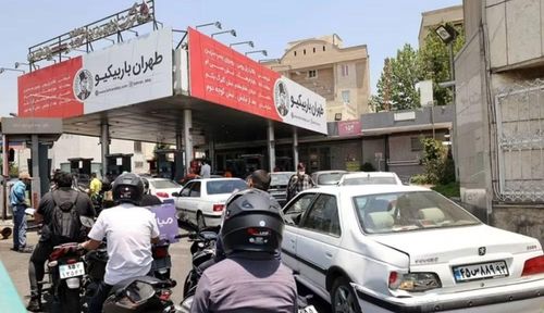 Ông Ghaempanah cũng chỉ trích cơ chế phân phối xăng được trợ giá mạnh tại Iran. Theo ông, hệ thống hiện nay mang lại lợi ích lớn hơn cho những người sở hữu nhiều phương tiện, trong khi người không có phương tiện không được hưởng lợi tương tự.