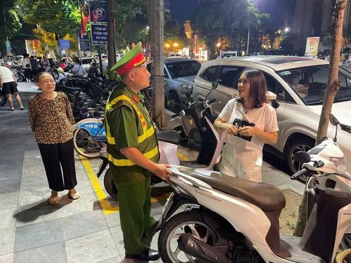 Chị Trần Thị Hồng Doan bày tỏ rất phấn khởi khi gửi xe để đi chơi ngày Tết Độc lập vừa an toàn mà lại không mất phí