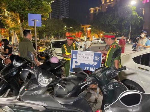 Hàng loạt các điểm trông giữ xe miễn phí được dán thông báo để người dân nắm được