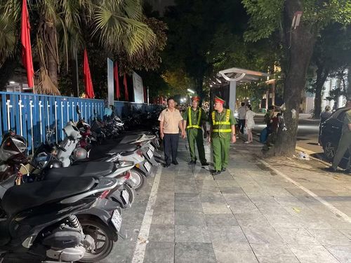 Tại tất cả các điểm trông giữ xe của Công ty cổ phần Đồng Xuân đều bố trí bảo vệ trông giữ phương tiện cho bà con nhân dân