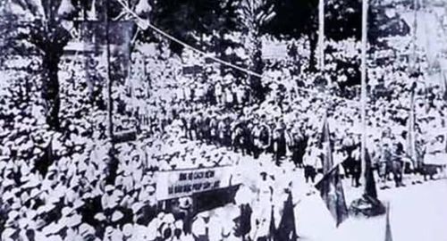 Hàng trăm nghìn người tập trung quanh lễ đài, chờ nghe bản Tuyên ngôn Độc lập từ Hà Nội.