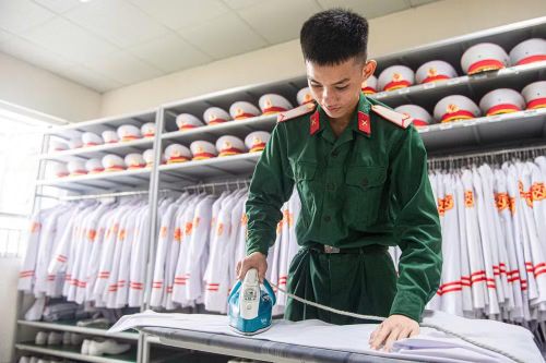 Quân phục của đội tiêu binh luôn đòi hỏi sự phẳng phiu và sạch sẽ tuyệt đối. Các chiến sĩ cẩn thận, tỉ mỉ là từng nếp áo, nếp quần, bảo đảm quân dung tươi tỉnh, chuẩn mực và trang trọng nhất khi xuất hiện trước Lăng Bác.