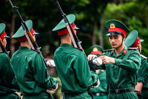 Tình đồng chí, đồng đội gắn bó thể hiện qua những hành động chăm sóc giản dị. Các chiến sĩ cẩn thận chỉnh sửa quân phục, bao tay cho nhau, đảm bảo mọi chi tiết đều hoàn hảo trước khi bước vào đội hình chính thức.