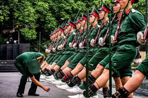 Phương pháp căng dây và dùng thước đo được áp dụng triệt để nhằm rèn độ đều, độ thẳng của đội hình. Cán bộ huấn luyện tỉ mỉ đo khoảng cách từ mũi giày đến mặt đất của từng chiến sĩ. Động tác đánh tay, đá chân phải lặp đi lặp lại hàng vạn lần để biến thành phản xạ tự nhiên.