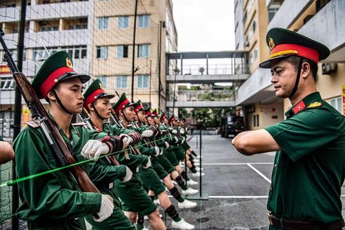 Dưới sự giám sát gắt gao của cán bộ huấn luyện, từng cử động của tay, chân đều được căn chỉnh một cách chuẩn xác. Các chiến sĩ phải luyện tập cả ngày lẫn đêm, có những ngày lên tới 10 giờ đồng hồ, bất kể điều kiện thời tiết khắc nghiệt.