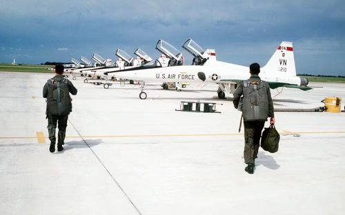 Trong quá trình tìm kiếm, NASA không giới hạn ứng viên ở một loại máy bay cụ thể. Cơ quan này yêu cầu máy bay có độ tin cậy cao, tài liệu bảo trì đầy đủ và khả năng tự khởi động động cơ.