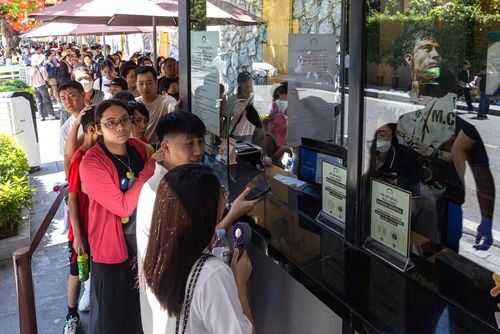 Du khách xếp hàng vào tham quan Di tích Nhà tù Hỏa Lò