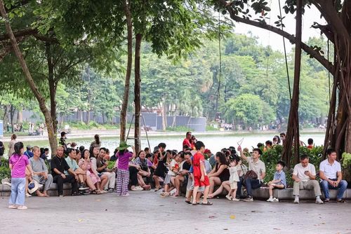 Những hàng cây quanh Hồ Gươm trở thành điểm dừng chân quen thuộc của người dân giữa thời tiết oi bức