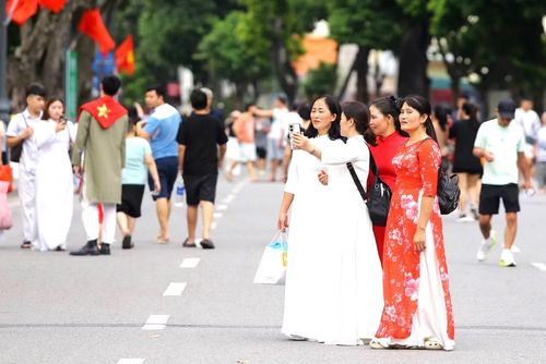 Những tà áo dài xuất hiện ở nhiều lứa tuổi, góp phần tạo nên không khí rộn ràng, đậm nét văn hóa trong ngày Quốc khánh