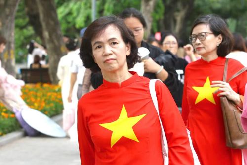 Các tuyến phố quanh khu vực trung tâm liên tục đón dòng người đổ về, tạo nên không khí sôi động trong ngày Quốc khánh