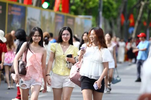 Nhiều bạn trẻ lựa chọn khu vực Hồ Gươm làm điểm vui chơi