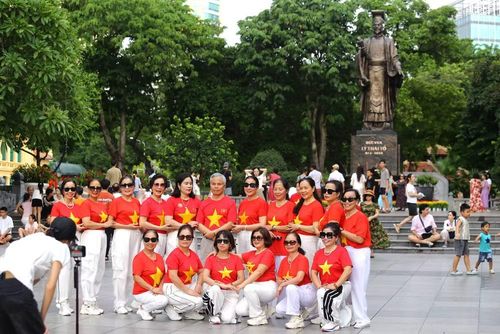 Khoác lên mình sắc đỏ sao vàng, người dân cùng lưu lại những khoảnh khắc đáng nhớ bên Hồ Gươm, hòa chung niềm vui và niềm tự hào trong ngày Quốc khánh 2/9
