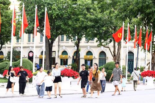 Nhiều gia đình chủ động đến Hồ Gươm từ sớm, kết hợp vui chơi và chờ đón màn pháo hoa vào tối nay