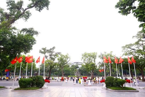 Dòng người tấp nập trên các tuyến phố đi bộ quanh Hồ Gươm trong ngày Quốc khánh 2/9