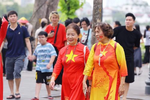 Hình ảnh người cao tuổi trong tà áo dài, trên má là lá cờ Tổ quốc, tạo điểm nhấn đẹp giữa phố đi bộ Hồ Gươm