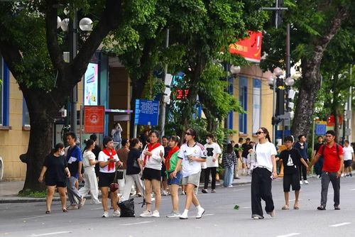 Được biết, màn pháo hoa tối nay (2/9/2026) tại Hà Nội kéo dài 15 phút, từ 21h đến 21h15. Khu vực Hồ Gươm có 2 trận địa, đặt trước trụ sở Báo Hà Nội Mới và trước Bưu điện Hà Nội