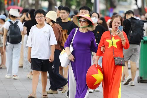 Phố đi bộ Hồ Gươm nhộn nhịp người qua lại, dù thời tiết vẫn oi bức