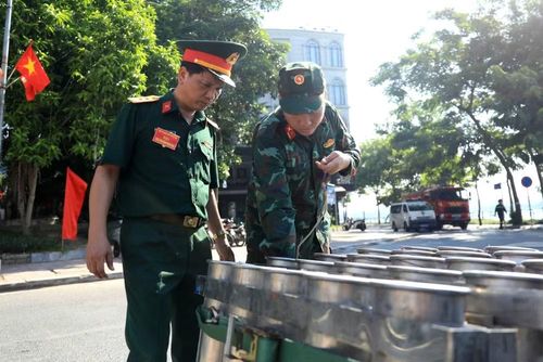 Pháo hoa được sắp xếp, cố định cẩn thận trước khi tiến hành kiểm tra kỹ thuật