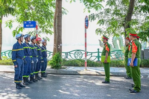 Tổ kiểm tra điều lệnh CAND kiểm tra công tác ứng trưc của lực lượng Cảnh sát PCCC và CNCH bảo vệ điểm bắn pháo hoa tầm cao
