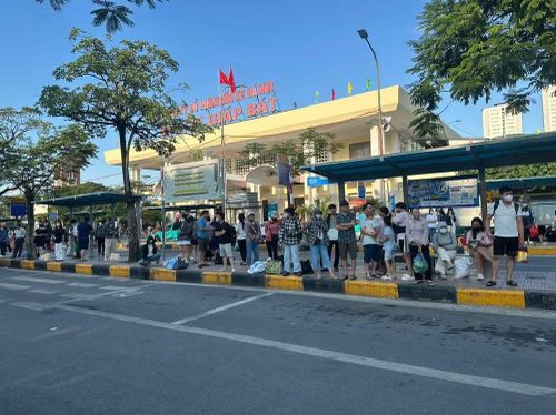 Khu vực chờ xe buýt trong bến xe cũng rất đông người dân.