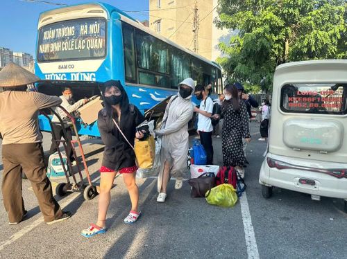 Khi xe dừng tại khu vực trả khách, người dân nhanh chóng xuống với lỉnh kỉnh đồ đạc sau hành trình mệt nhoài trở về Hà Nội.