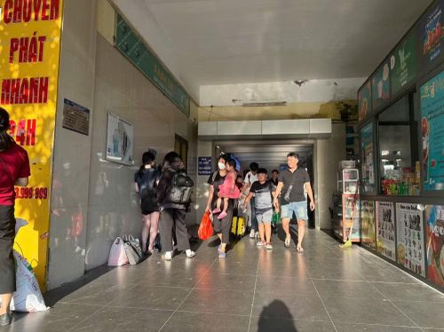 Dù đông đúc nhưng không có hiện tượng ùn tắc tại bến xe.