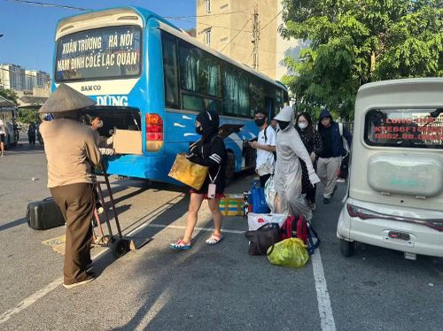Đại diện Bến xe Giáp Bát cho biết: Lượng hành khách đổ về chiều nay đông gấp 2 lần ngày thường nên bến xe đã huy động 100% cán bộ, công nhân viên trực trong những ngày lễ để đảm bảo nhu cầu đi lại của người dân.