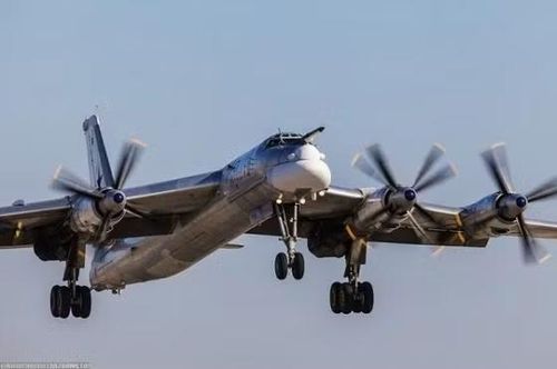Khi Tu-95 xuất hiện trong khu vực cần theo dõi, các nước NATO có thể triển khai máy bay chiến đấu để nhận dạng và giám sát. Những cuộc tiếp cận như vậy thường diễn ra trên vùng biển quốc tế.