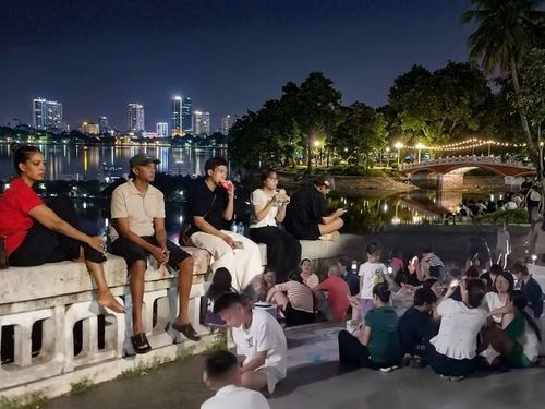 Người dân ngồi dọc khu vực hồ Bảy Mẫu.