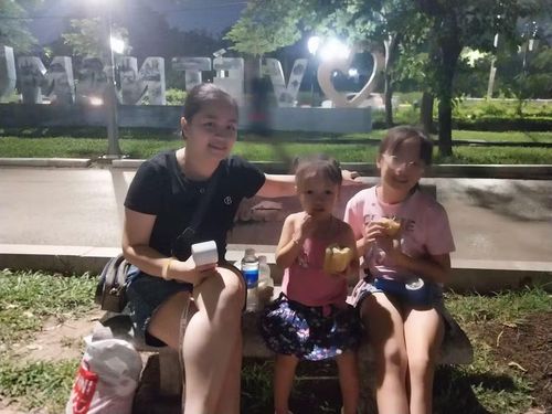 Mẹ con chị Huyền Anh rất háo hức.
