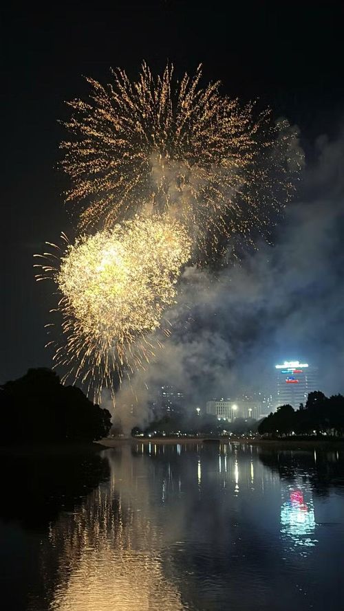 Ánh pháo hoa rực rỡ hòa cùng làn nước, tạo nên khung cảnh lung linh, huyền ảo.