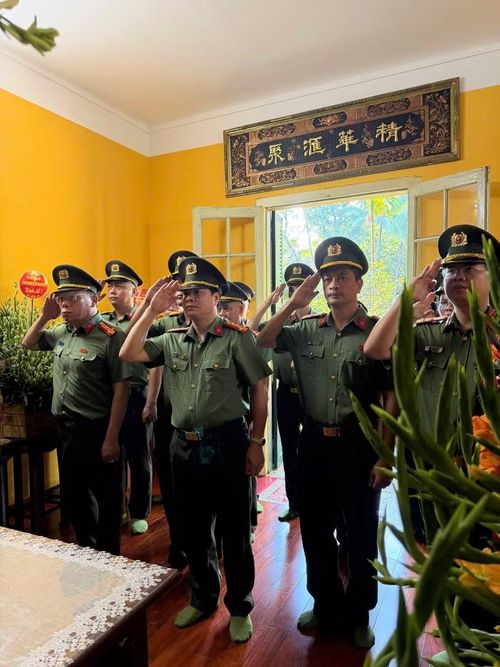 Đoàn công tác thành kính trước anh linh Chủ tịch Hồ Chí Minh