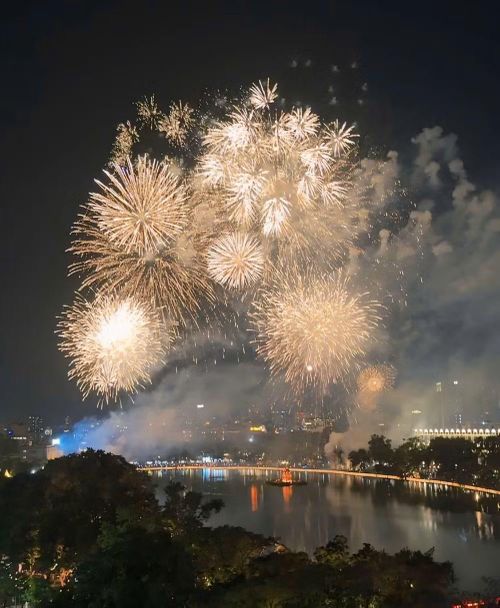 Màn pháo hoa kéo dài 15 phút mang đến những phút giây mãn nhãn cho người dân Thủ đô