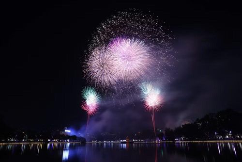 Hai điểm bắn tạo nên màn trình diễn ánh sáng ấn tượng trên khu vực Hồ Gươm